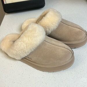 UGG - Girls' Disquette Slippers (Youth) Color: Sand